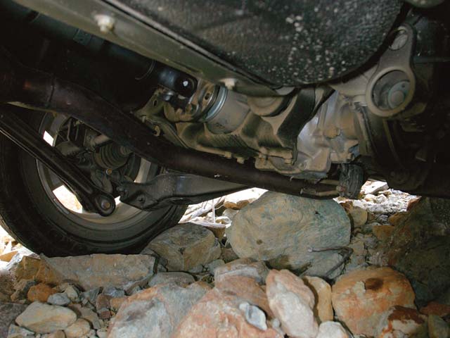131_0601_02_z+2006_suzuki_grand_vitara+rock_scrape.jpg