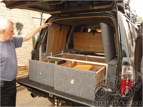 Toyota_Land_Cruiser_80_2.jpg