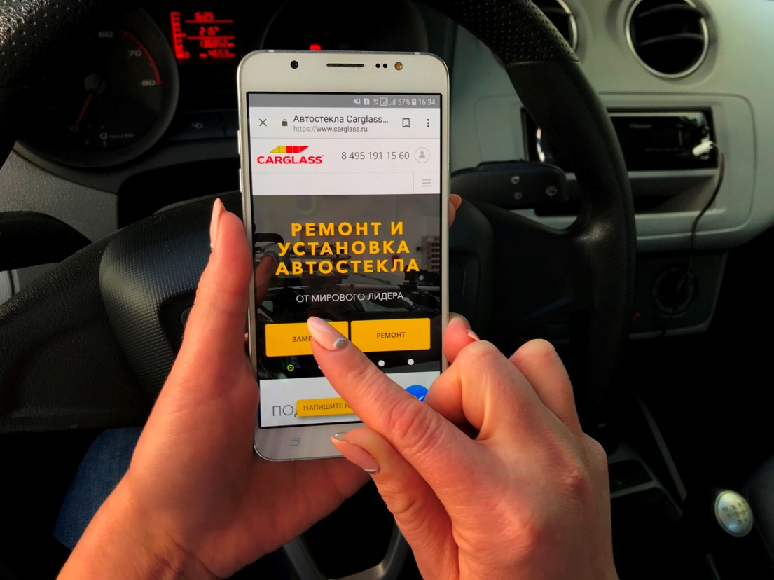 hands-mobile.jpg