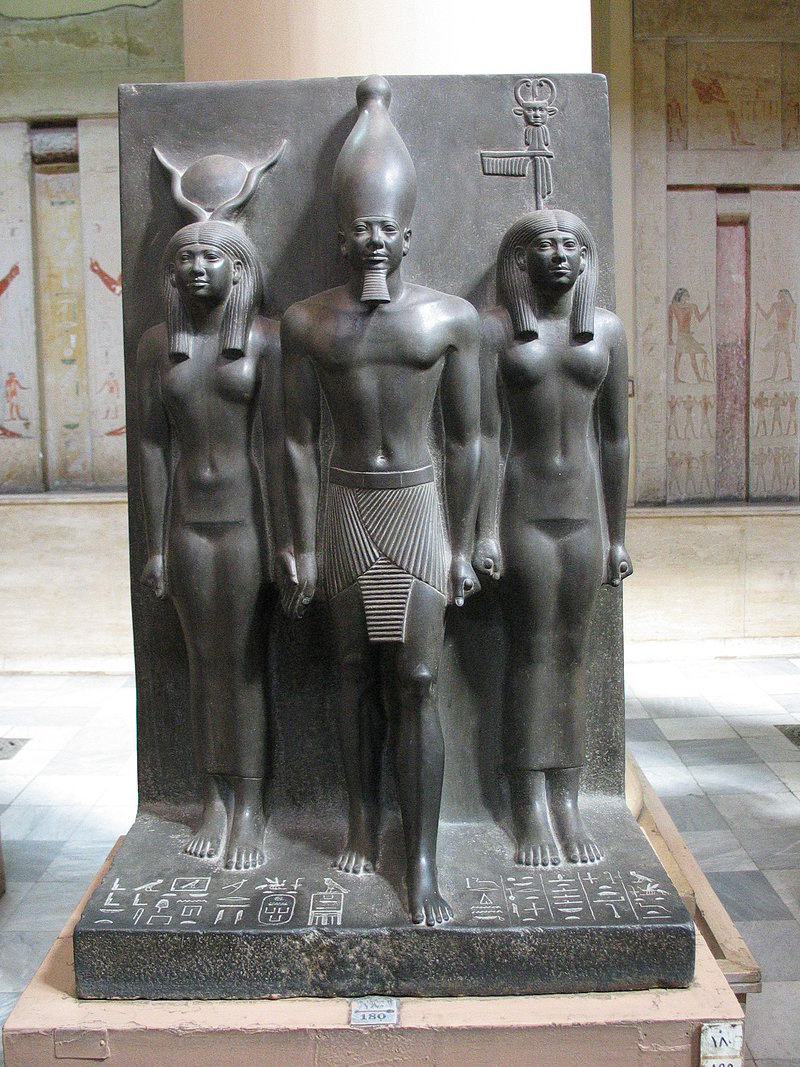 1643274_statuya-faraona-mikerina-s-boginyami.jpg