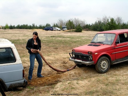 car_stuck_girls_ridingboots_mud_013.jpg